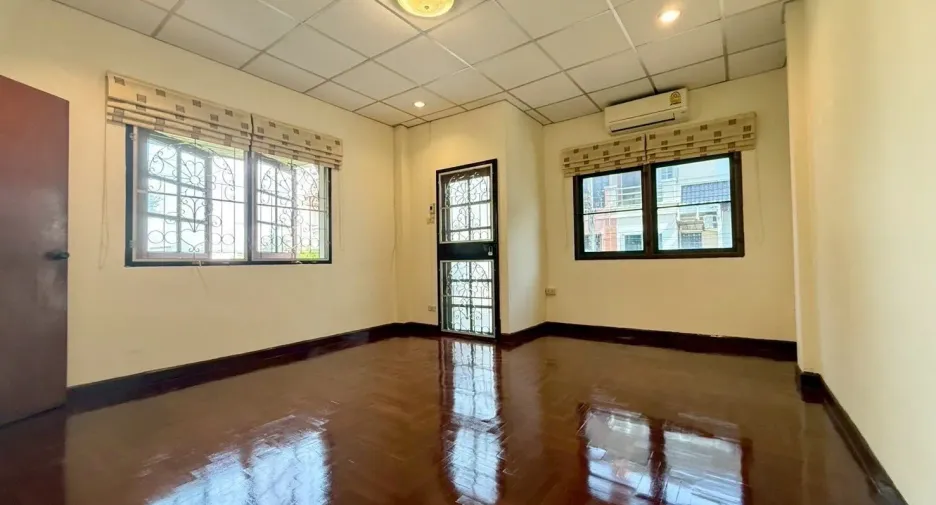 For sale and for rent 4 bedrooms house in Wang Thonglang, Bangkok