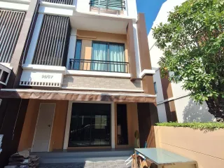 For sale 4 bedrooms townhouse in Phra Khanong, Bangkok