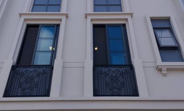 Casa adosada en venta y en alquiler de 3 habitaciones en Bang Phli, Samut Prakan