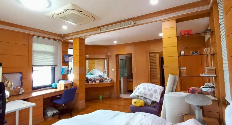 Villa zum Kauf mit 4 Zimmer in Khlong Sam Wa, Bangkok
