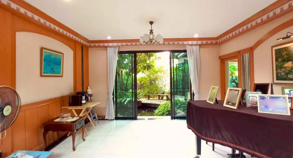 Villa zum Kauf mit 4 Zimmer in Khlong Sam Wa, Bangkok