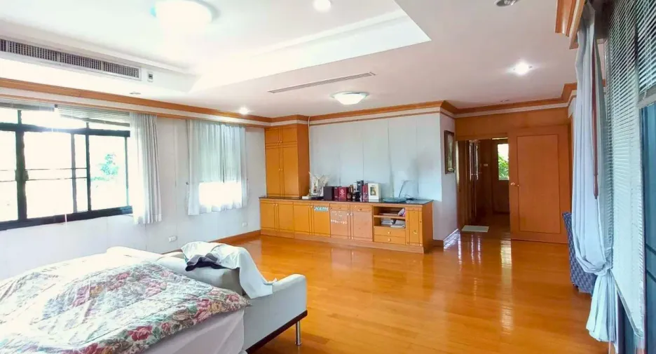 Villa zum Kauf mit 4 Zimmer in Khlong Sam Wa, Bangkok