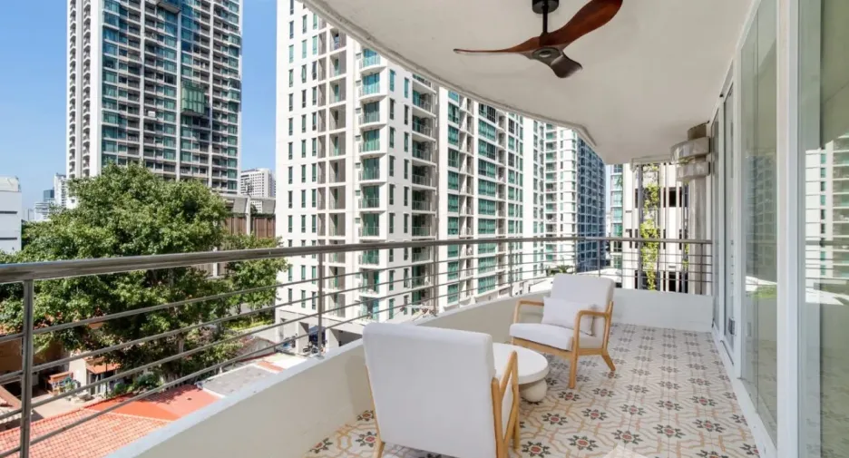 For sale 4 bedrooms condo in Watthana, Bangkok