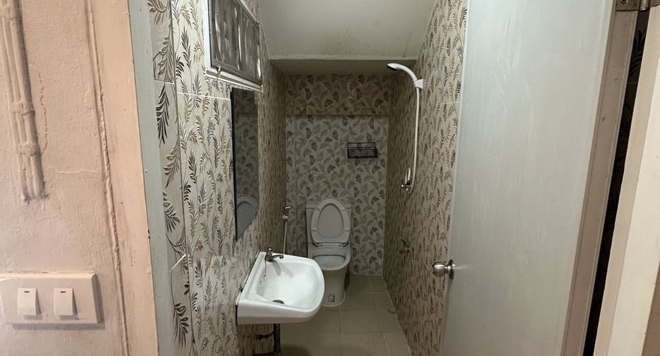 For rent 3 bedrooms townhouse in Khan Na Yao, Bangkok