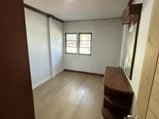 À louer 3 chambres maison de ville à Khan Na Yao, Bangkok