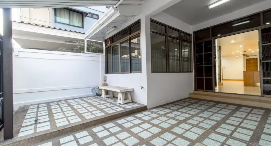 For sale 4 bedrooms townhouse in Yan Nawa, Bangkok