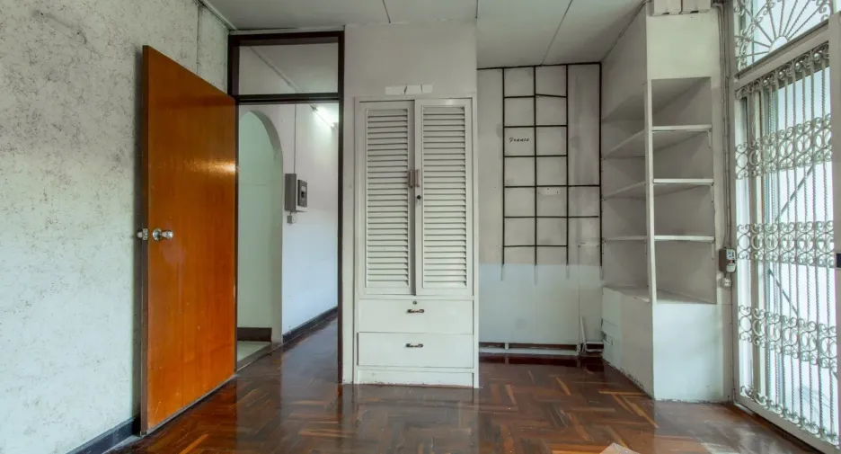 For sale 4 bedrooms townhouse in Yan Nawa, Bangkok
