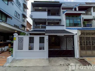 For sale 4 bedrooms townhouse in Yan Nawa, Bangkok