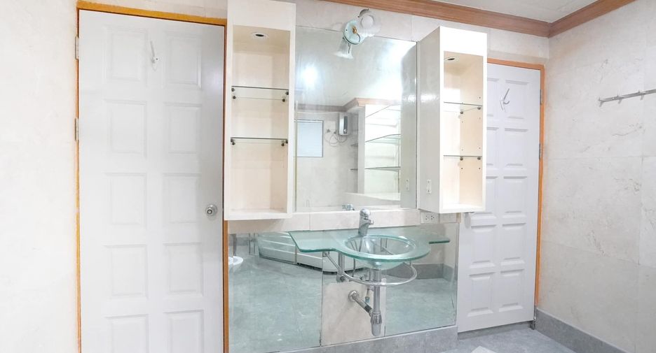 For sale and for rent 2 bedrooms condo in Watthana, Bangkok
