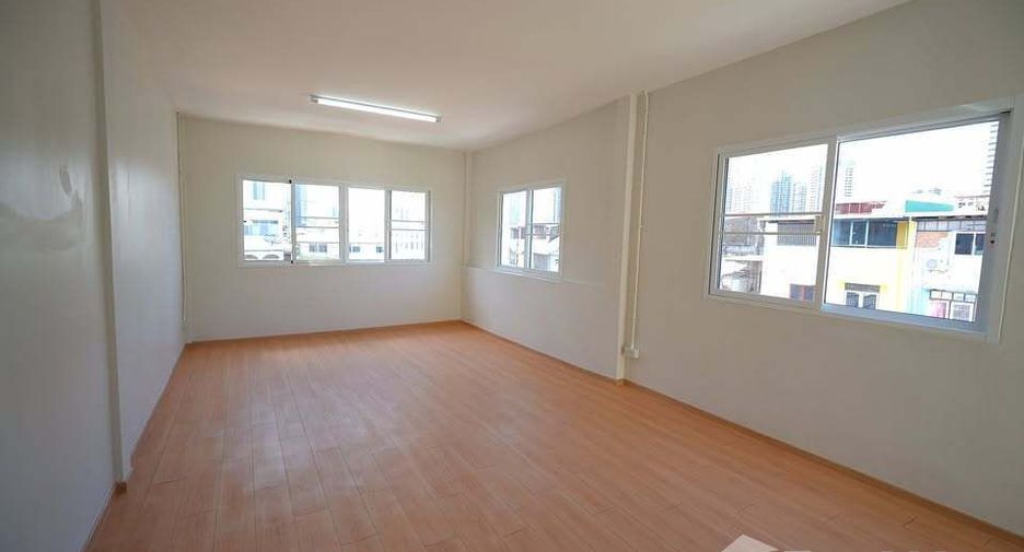 For sale 4 ベッドルーム house in Khlong San, Bangkok