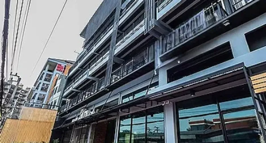 For sale 64 bedrooms apartment in Huai Khwang, Bangkok
