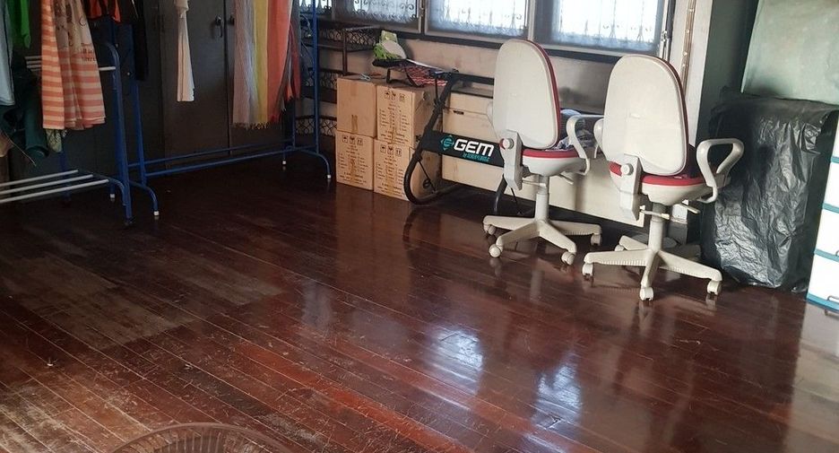For sale 4 bedrooms townhouse in Watthana, Bangkok