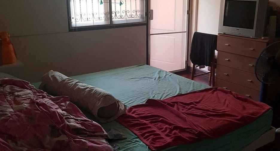 For sale 4 bedrooms townhouse in Watthana, Bangkok