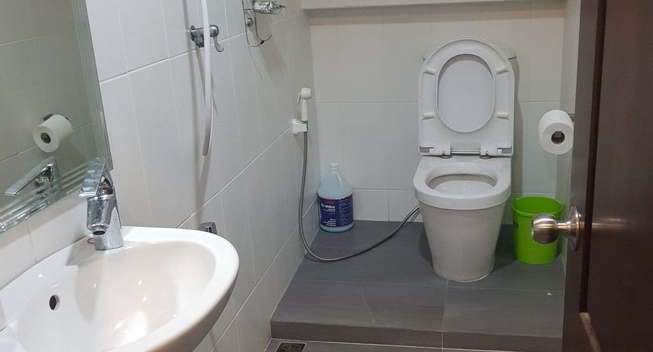 For sale 4 bedrooms townhouse in Watthana, Bangkok