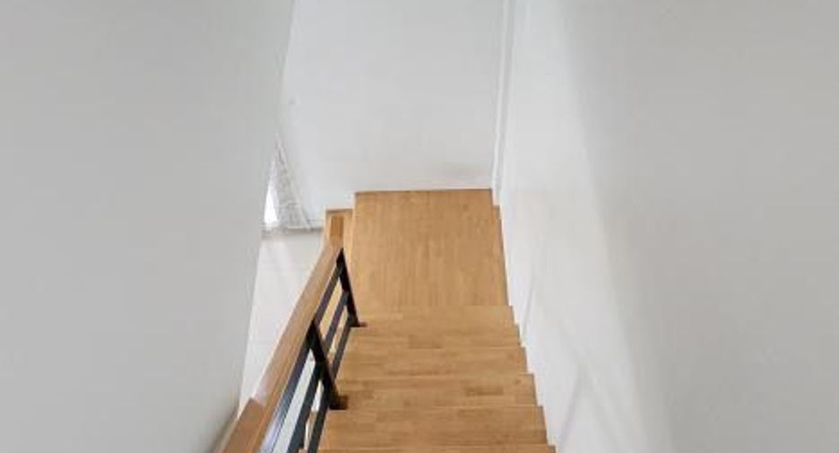 Casa adosada en venta y en alquiler de 3 habitaciones en Phra Khanong, Bangkok