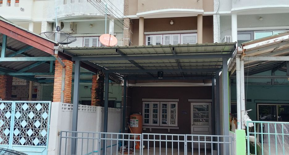 For rent 3 bedrooms townhouse in Khlong Sam Wa, Bangkok
