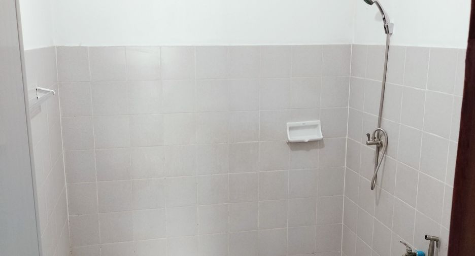 For rent 3 bedrooms townhouse in Khlong Sam Wa, Bangkok
