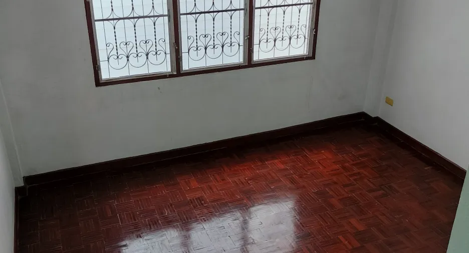 出租 3 卧室 联排别墅 在 Khlong Sam Wa, 曼谷