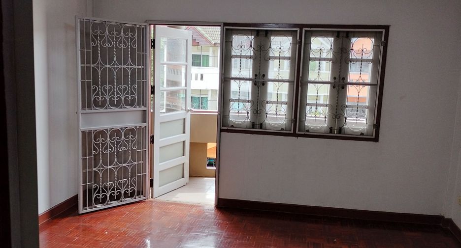 For rent 3 bedrooms townhouse in Khlong Sam Wa, Bangkok