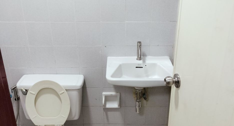 For rent 3 bedrooms townhouse in Khlong Sam Wa, Bangkok