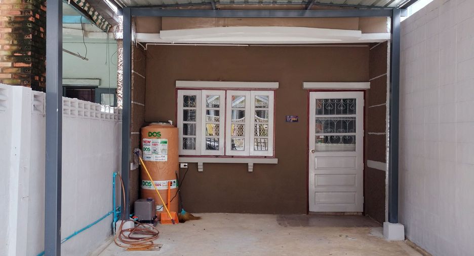 For rent 3 bedrooms townhouse in Khlong Sam Wa, Bangkok