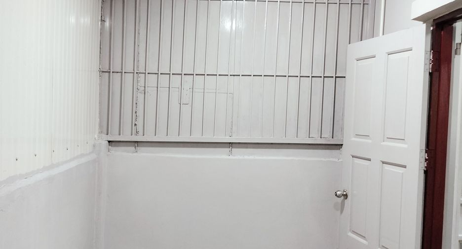 For rent 3 bedrooms townhouse in Khlong Sam Wa, Bangkok