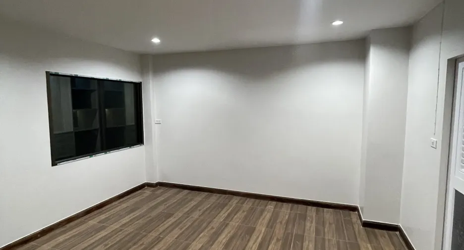 Casa adosada en venta y en alquiler de 4 habitaciones en Bangkok Yai, Bangkok