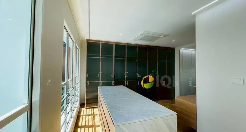 For sale 5 bedrooms townhouse in Watthana, Bangkok