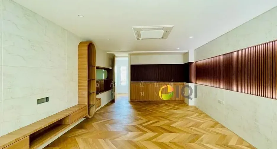 For sale 5 bedrooms townhouse in Watthana, Bangkok