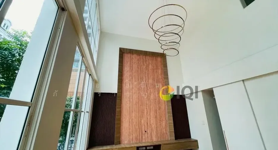 For sale 5 bedrooms townhouse in Watthana, Bangkok