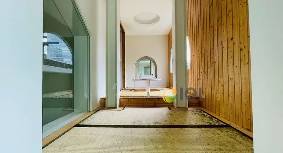 For sale 5 bedrooms townhouse in Watthana, Bangkok