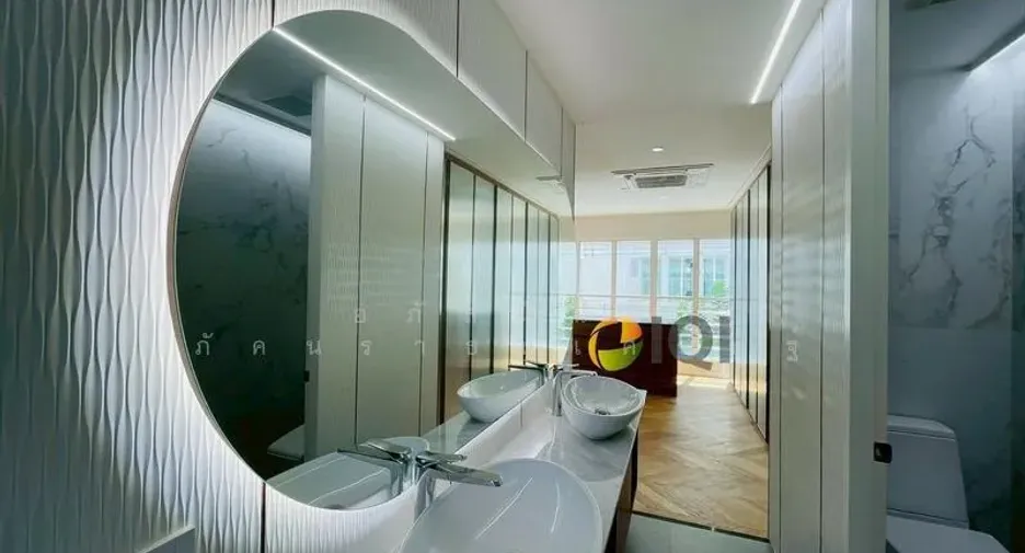 For sale 5 bedrooms townhouse in Watthana, Bangkok