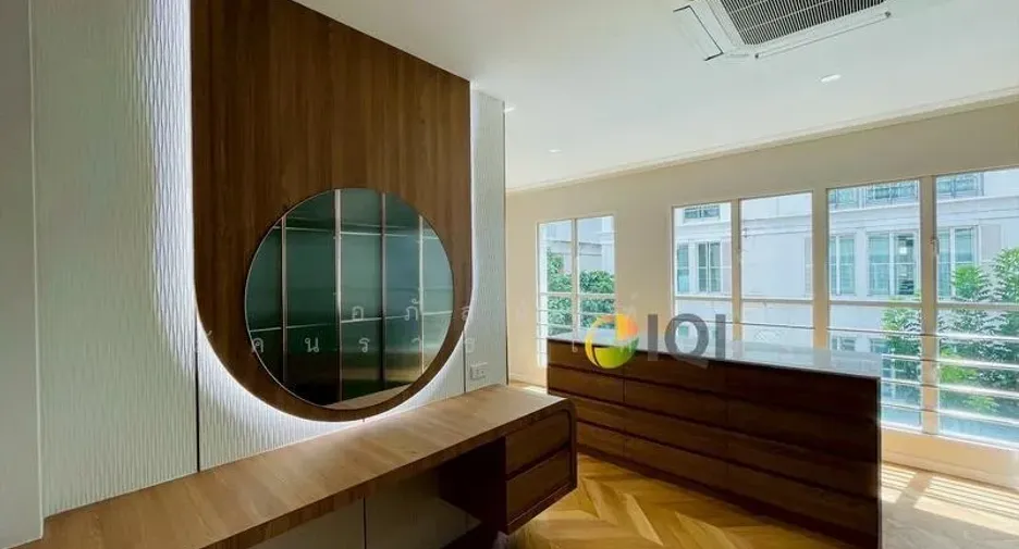 For sale 5 bedrooms townhouse in Watthana, Bangkok