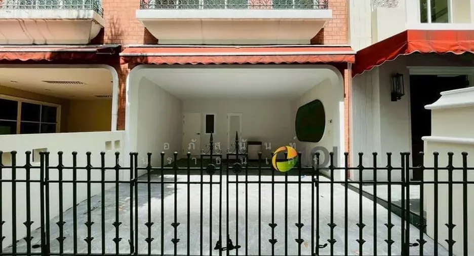 For sale 5 bedrooms townhouse in Watthana, Bangkok