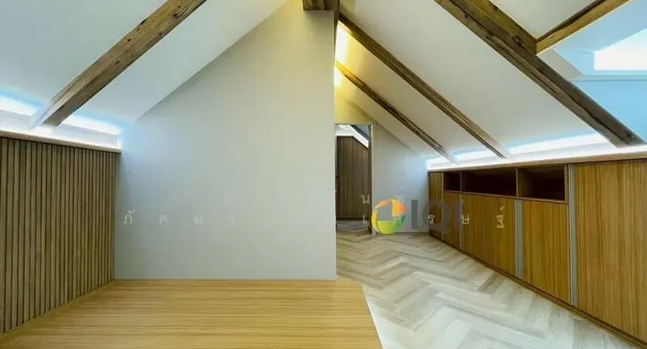 For sale 5 bedrooms townhouse in Watthana, Bangkok