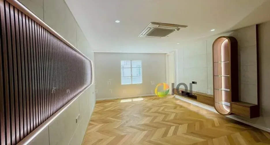 For sale 5 bedrooms townhouse in Watthana, Bangkok