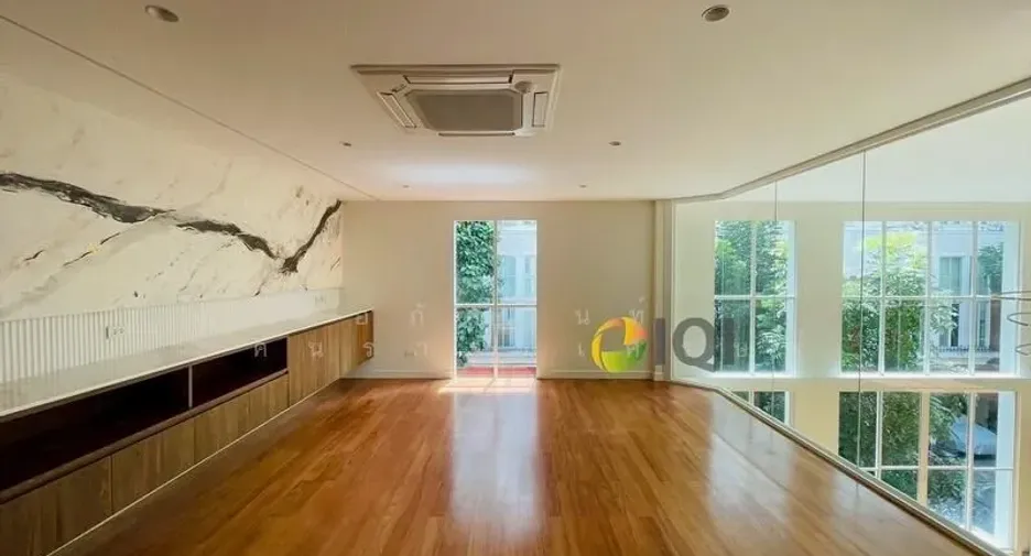 For sale 5 bedrooms townhouse in Watthana, Bangkok