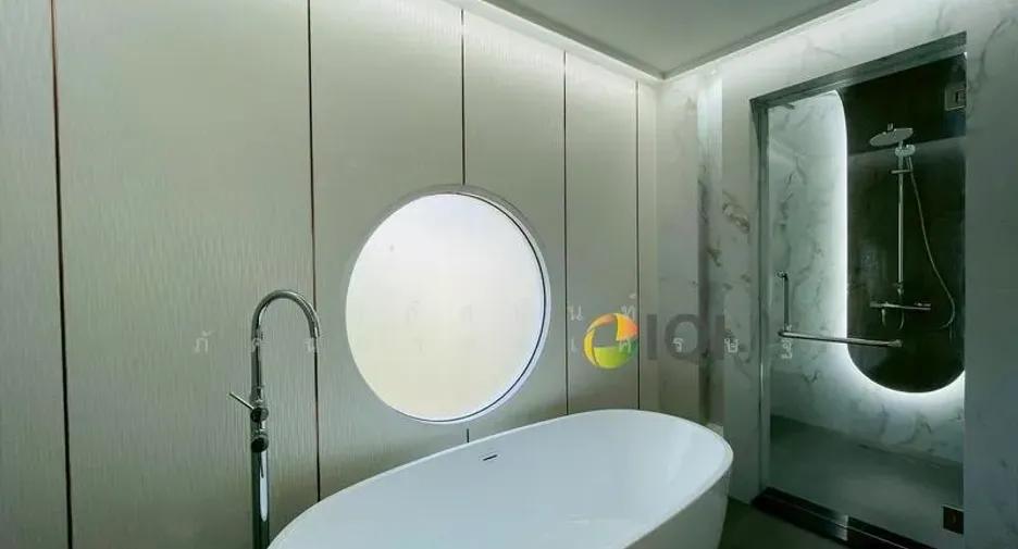 For sale 5 bedrooms townhouse in Watthana, Bangkok