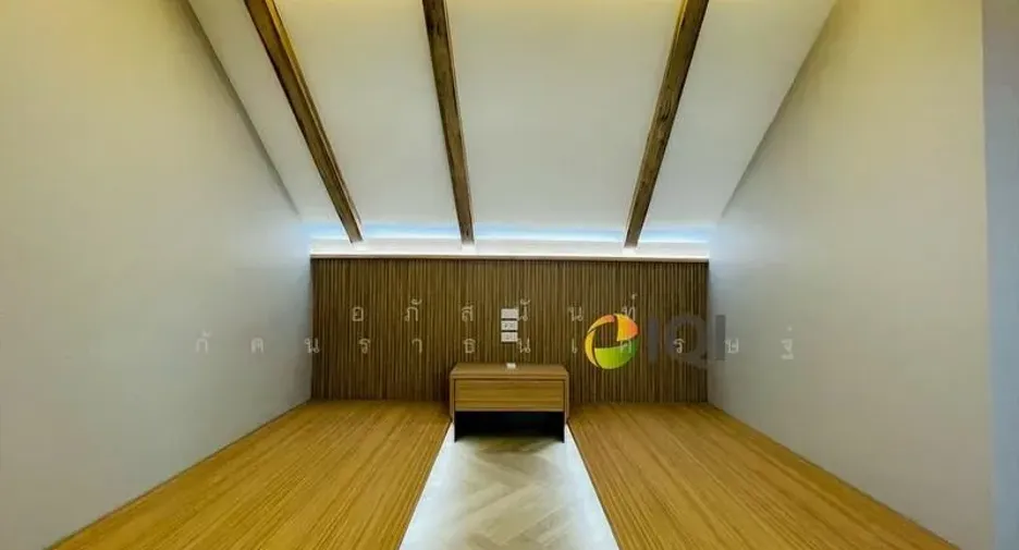For sale 5 bedrooms townhouse in Watthana, Bangkok