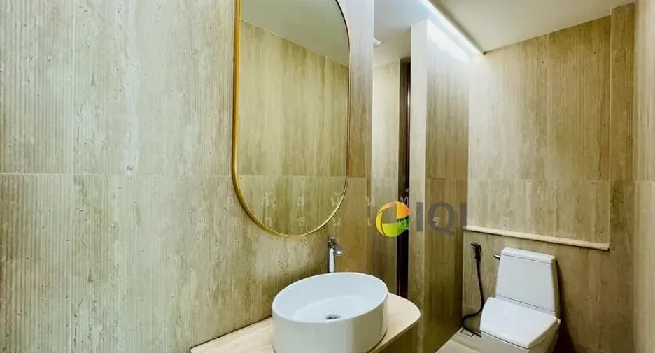 For sale 5 bedrooms townhouse in Watthana, Bangkok