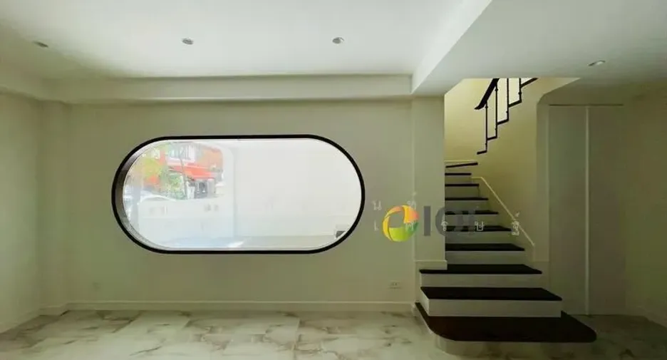 For sale 5 bedrooms townhouse in Watthana, Bangkok