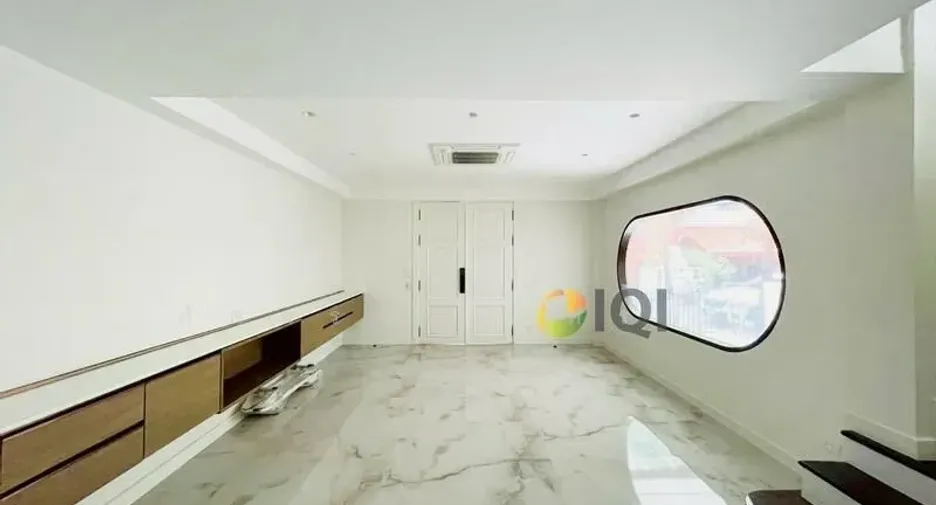 For sale 5 bedrooms townhouse in Watthana, Bangkok