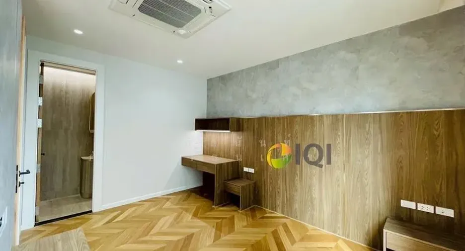 For sale 5 bedrooms townhouse in Watthana, Bangkok
