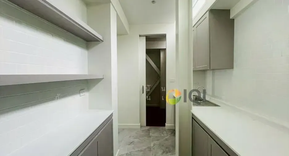 For sale 5 bedrooms townhouse in Watthana, Bangkok