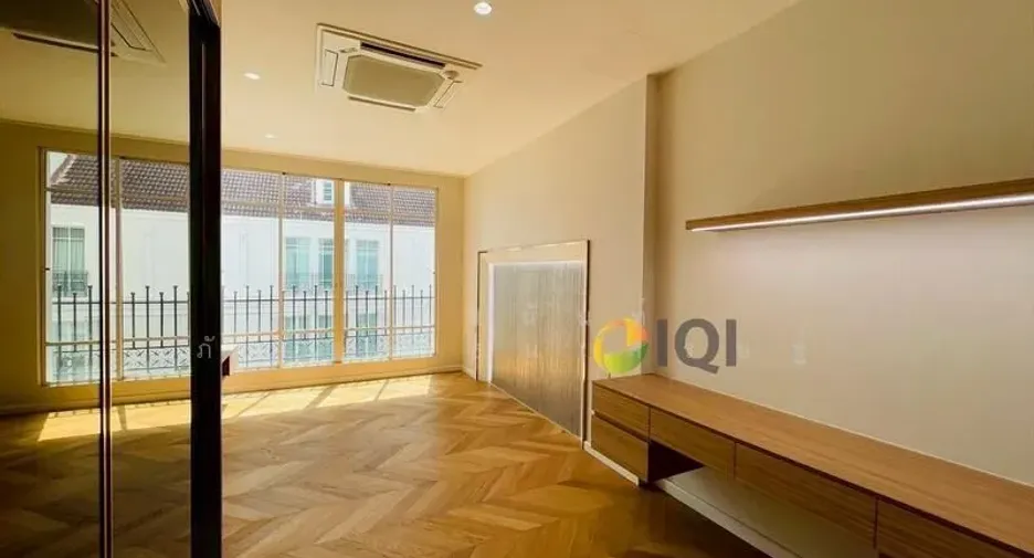 For sale 5 bedrooms townhouse in Watthana, Bangkok