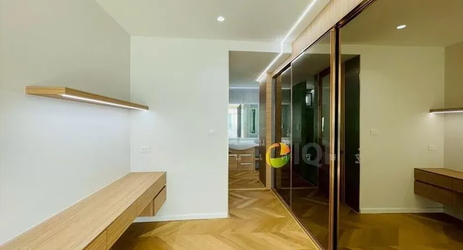 For sale 5 bedrooms townhouse in Watthana, Bangkok