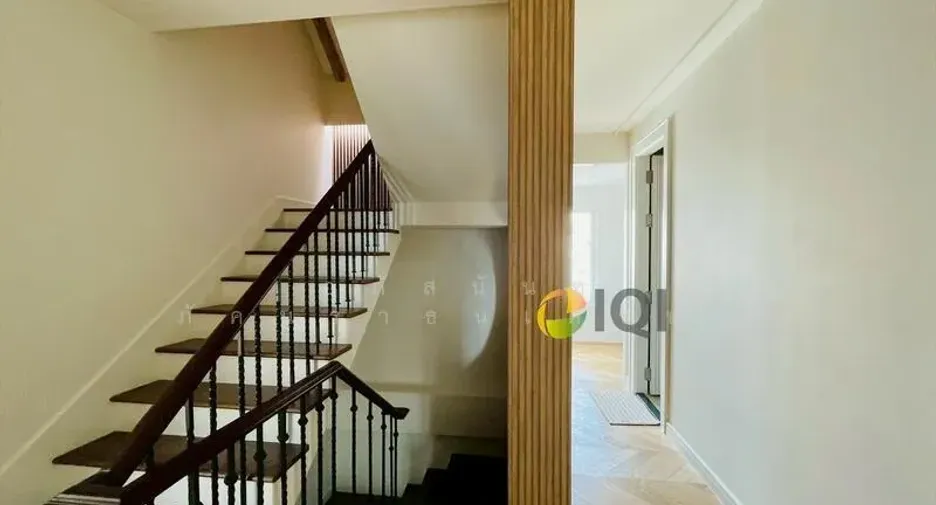 For sale 5 bedrooms townhouse in Watthana, Bangkok