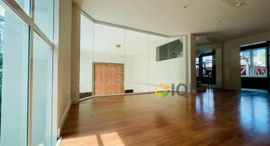 For sale 5 bedrooms townhouse in Watthana, Bangkok