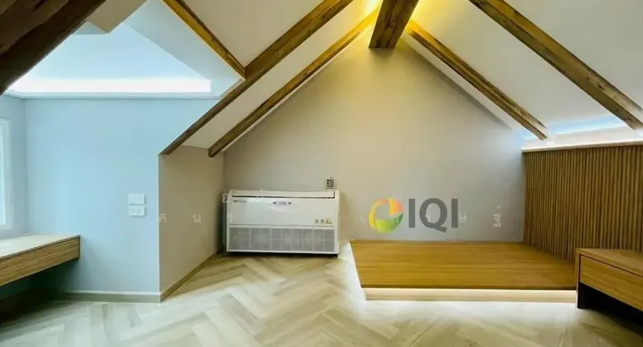 For sale 5 bedrooms townhouse in Watthana, Bangkok