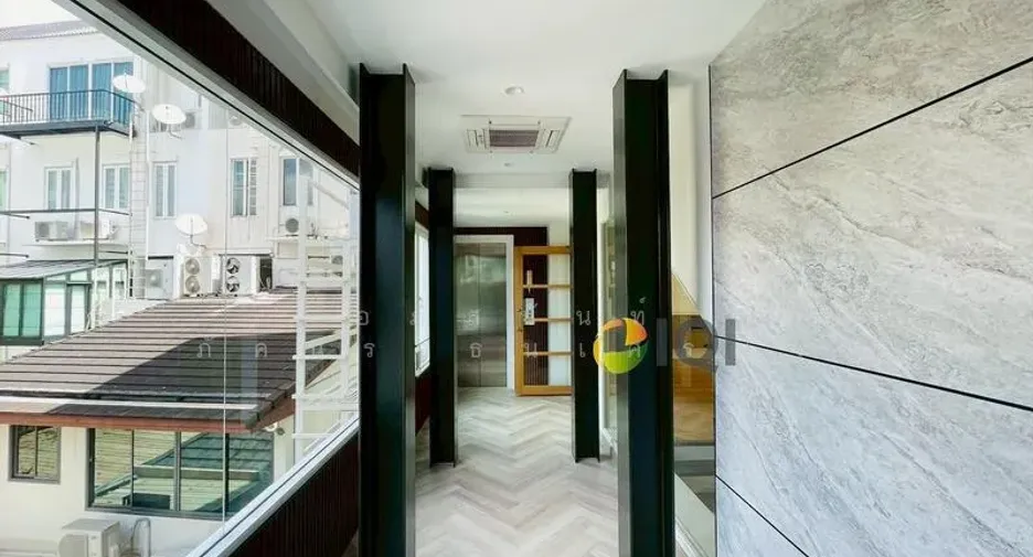 For sale 5 bedrooms townhouse in Watthana, Bangkok